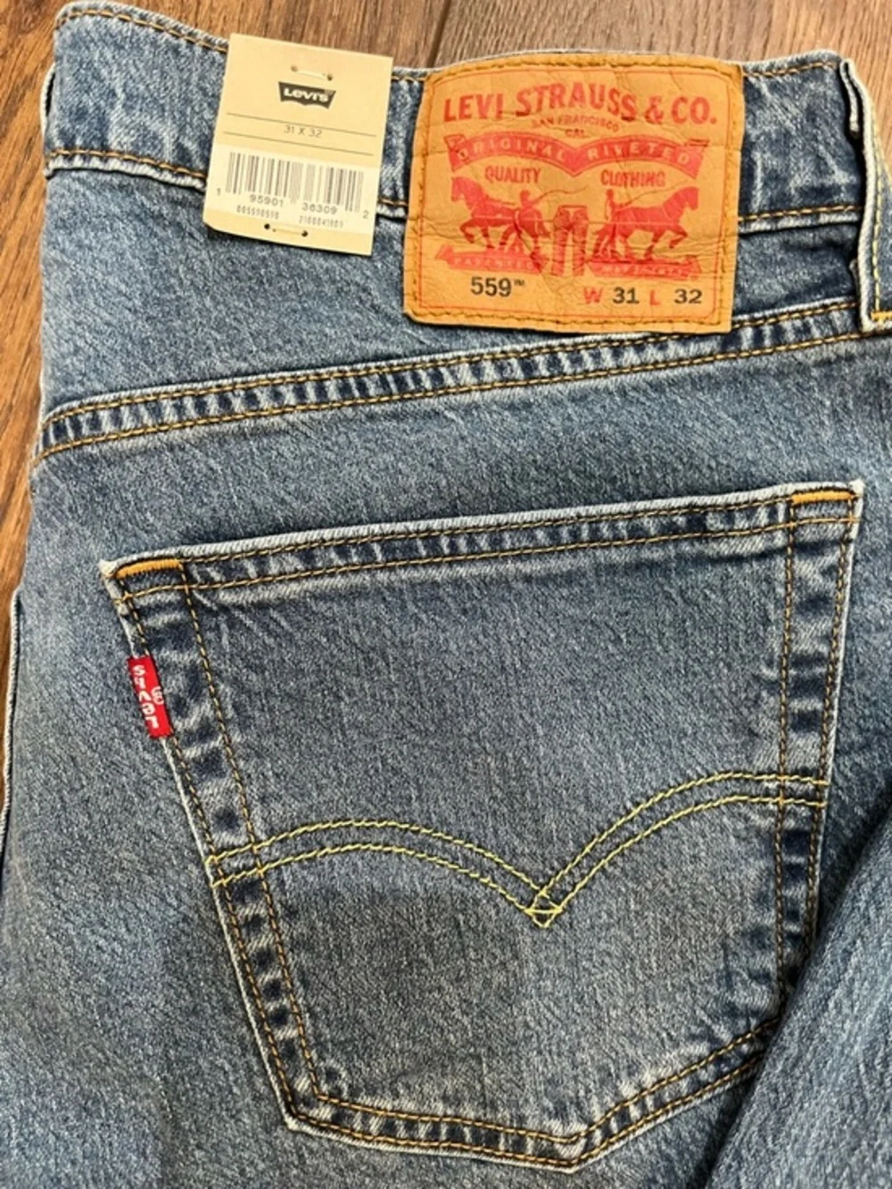 NWT!! Levi’s 559 Relaxed Straight Fit Men’s Jeans Medium Wash Size 31x32 Zip Fly